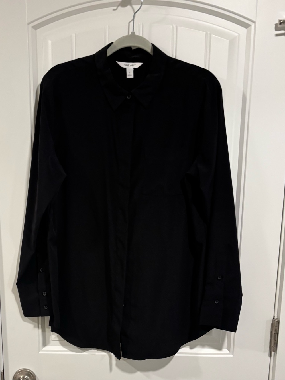 NWOT Nine West button down silky blouse
Black 
Size L